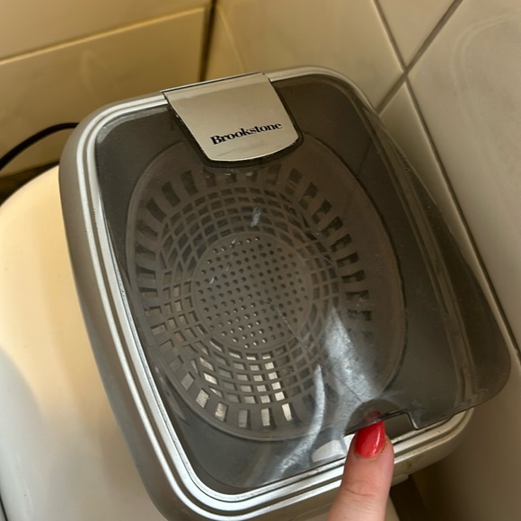 Brookstone Ultrasonic Jewelry Cleaner. - Picture 2 of 4